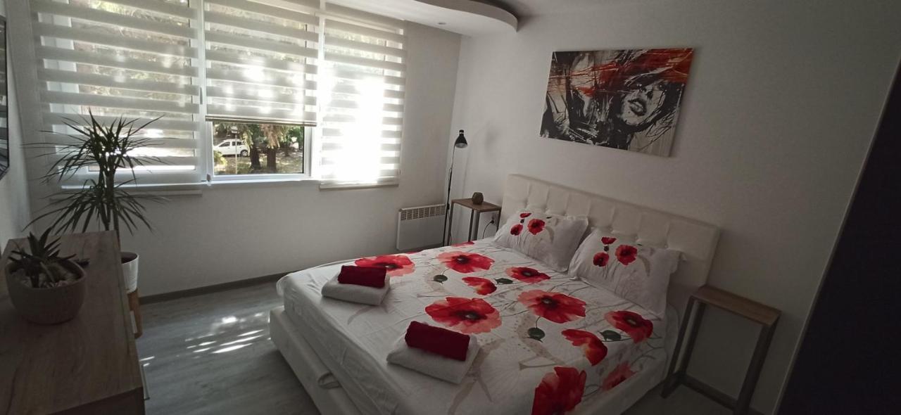 Lux Apartment 7, Parking Ni Buitenkant foto