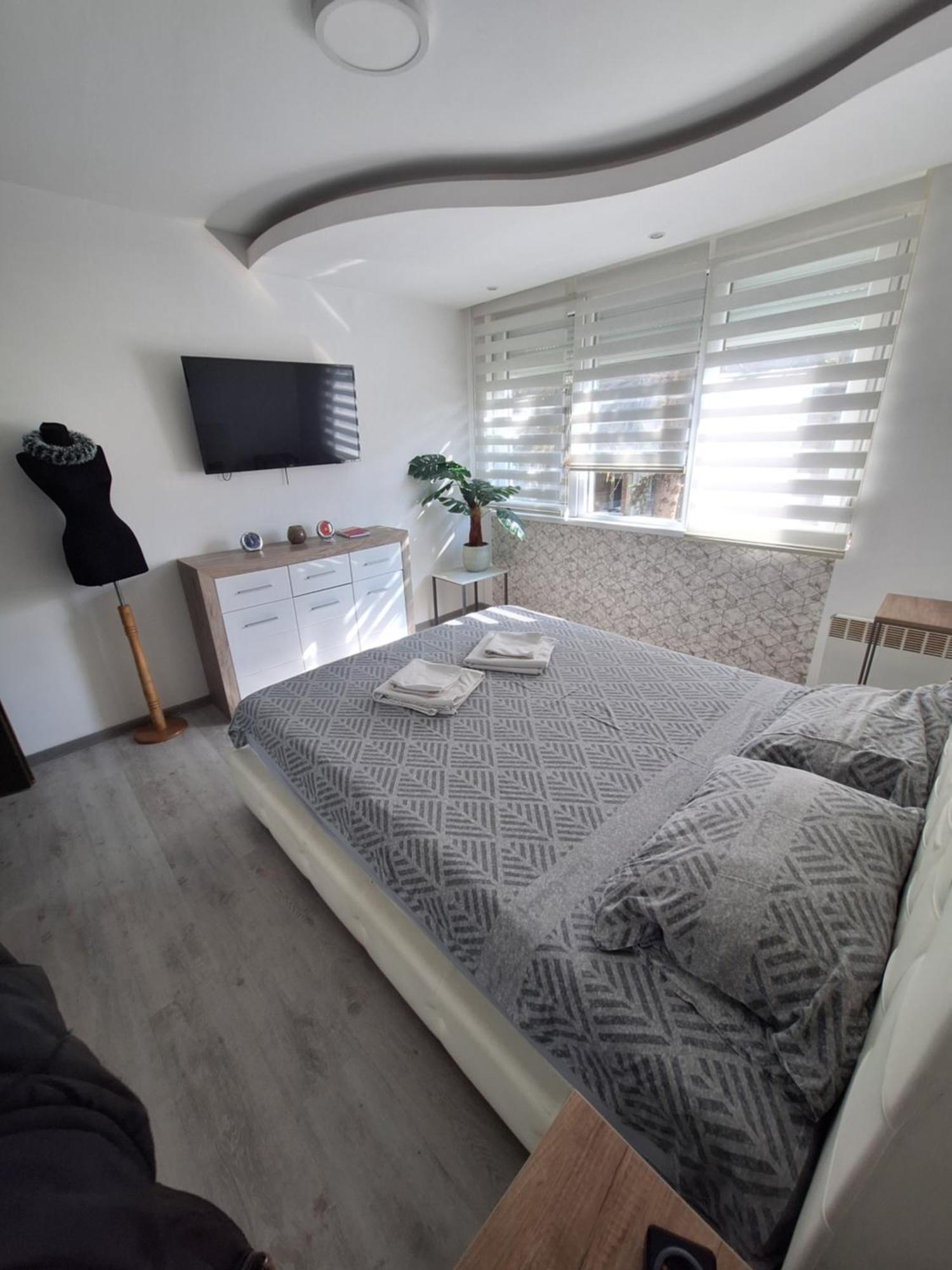 Lux Apartment 7, Parking Ni Buitenkant foto